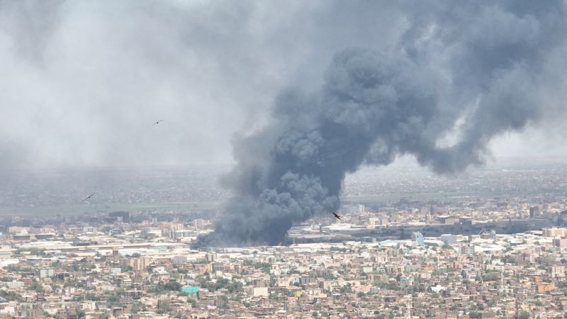 © Reuters. تصاعد سحب من الدخان الأسود فوق بحري المعروفة أيضا باسم شمال الخرطوم في صورة مأخوذة من مقطع فيديو التقطته طائرة مسيرة في الأول من مايو أيار 2023 . 
