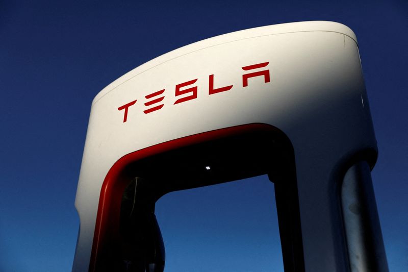 © Reuters. FILE PHOTO: Tesla super chargers are shown in Mojave, California, U.S. July 10, 2019. REUTERS/Mike Blake/File Photo