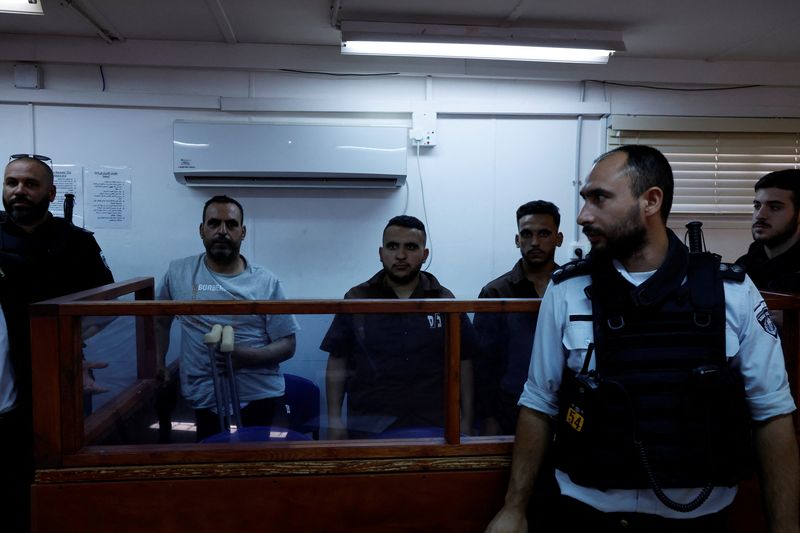 &copy; Reuters. أربعة فلسطينيين محتجزين هم أب وثلاثة من أبنائه خلال محاكمة أمام محكمة عسكرية يوم الخميس بعد   اعتقالهم إثر اشتباكات مع مستوطنين يهود قرب قري
