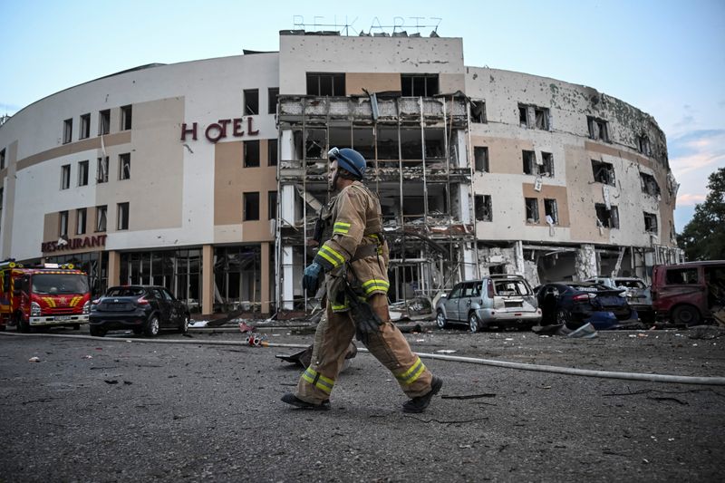 &copy; Reuters. A view shows a site of a Russian missile strike, amid Russia's attack on Ukraine, in Zaporizhzhia, Ukraine August 10, 2023. REUTERS/Viacheslav Ratynskyi