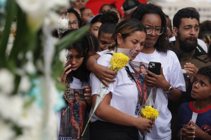 © Reuters. Parentes e familiares choram no enterro do menino Thiago Menezes Flausino, de 13 anos, que foi morto pela polícia durante operação policial na Cidade de Deus
08/08/2023
REUTERS/Pilar Olivares