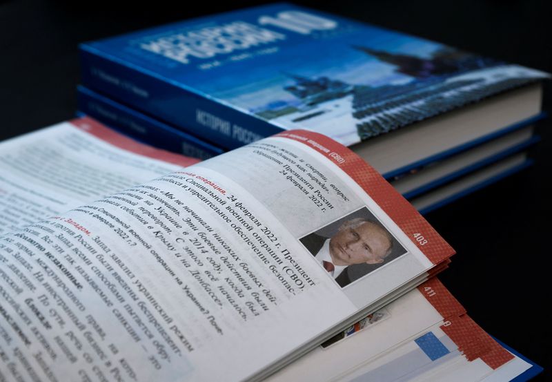 &copy; Reuters. صورة للرئيس الروسي فلاديمير بوتين على إحدى صفحات كتاب مدرسي للتاريخ في صورة توضيحية التقطت يوم الخميس . تصوير : شامل زوماتوف - رويترز . 