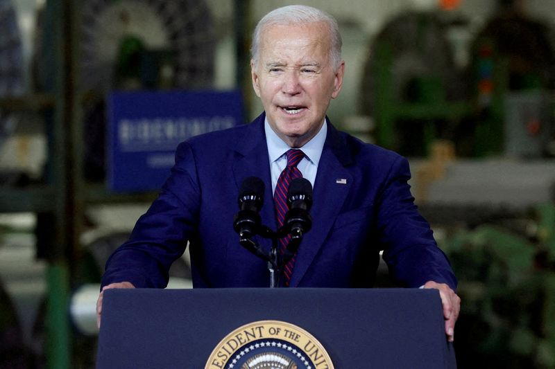 © Reuters. FILE PHOTO: U.S. President Joe Biden delivers remarks on the economy at Auburn Manufacturing, a company that produces heat- and fire-resistant fabrics for a range of industrial uses in the U.S. and abroad, in Auburn, Maine, U.S. July 28, 2023. REUTERS/Jonathan Ernst/File Photo