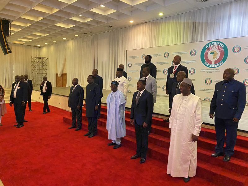 © Reuters. Le président nigérian Bola Tinubu pose pour une photo de groupe avec d'autres dirigeants ouest-africains avant une réunion de la CEDEAO à Abuja, au Nigeria. /Photo prise le 10 août 2023/REUTERS/Abraham Achirga