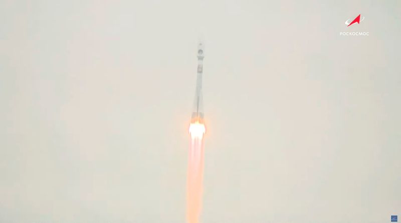 &copy; Reuters. A Soyuz-2.1b rocket booster with a Fregat upper stage and the lunar landing spacecraft Luna-25 blasts off from a launchpad at the Vostochny Cosmodrome in the far eastern Amur region, Russia, in this still image from video taken August 11, 2023. Roscosmos/