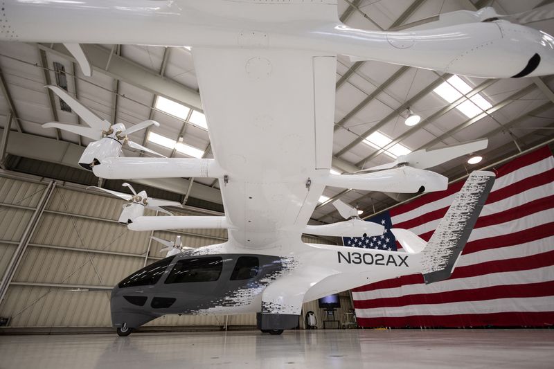 © Reuters. FILE PHOTO: Midnight, an all-electric aircraft from company Archer Aviation, is seen at the Salinas Municipal Airport in Salinas, California, U.S. August 2, 2023.  REUTERS/Carlos Barria/File Photo