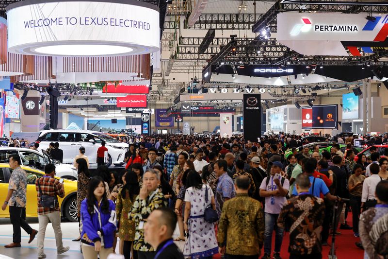 &copy; Reuters. 　インドネシア政府は１０日、電気自動車（ＥＶ）生産に関する自動車メーカーへの優遇措置について、要件を満たすための猶予期間を２年間設ける方針を示した。写真はジャカルタ近郊で