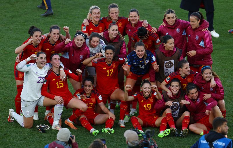 &copy; Reuters. オーストラリアとニュージーランドが共催するサッカーの女子Ｗ杯は１０日、準々決勝を行い、スペイン（写真）が延長の末に前回準優勝のオランダを２─１で下し、準決勝に進んだ（２０