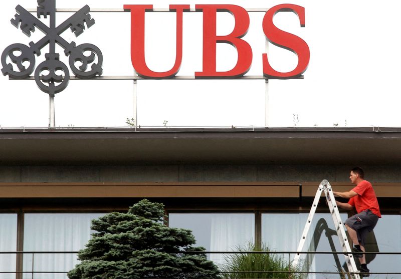 &copy; Reuters. FILE PHOTO: A worker climbs on a ladder under the logo of Swiss bank UBS at the company's headquarters in Zurich May 26, 2011.REUTERS/Arnd Wiegmann/File Photo