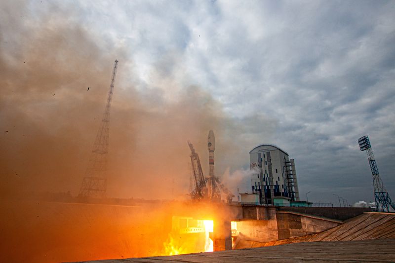 &copy; Reuters. Un lanceur Soyouz-2.1b avec un étage supérieur Fregat et le vaisseau d'atterrissage lunaire Luna-25 décolle d'une rampe de lancement au cosmodrome de Vostochny, dans la région de l'Amour, en Russie /Photo prise le 11 août 2023/REUTERS/Roscosmos/Vosto