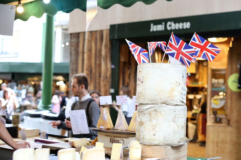 &copy; Reuters. FILE PHOTO: People shop at Borough Market in London, Britain July 19, 2023. REUTERS/Anna Gordon/File Photo