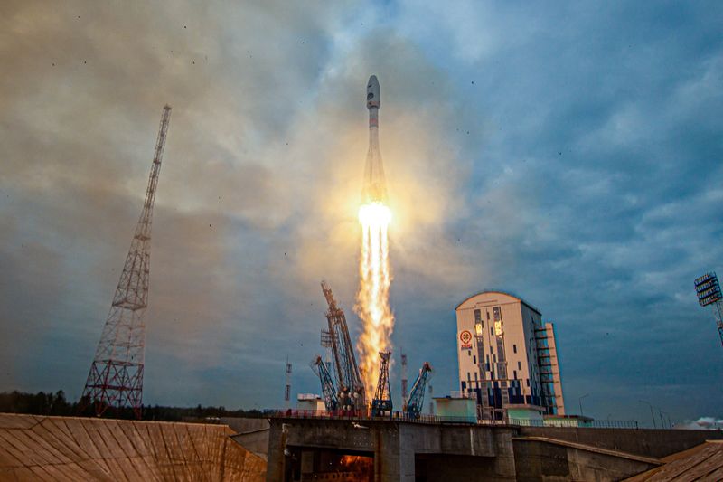 © Reuters. A Soyuz-2.1b rocket booster with a Fregat upper stage and the lunar landing spacecraft Luna-25 blasts off from a launchpad at the Vostochny Cosmodrome in the far eastern Amur region, Russia, August 11, 2023. Roscosmos/Vostochny Space Centre/Handout via REUTERS 