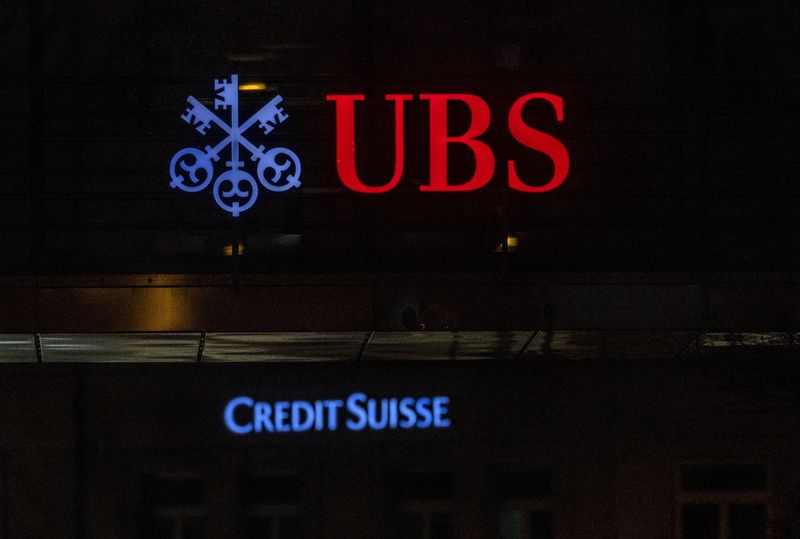 &copy; Reuters. Photo d'archives des logos des banques suisses UBS et Crédit Suisse visibles sur un bâtiment à Zurich, en Suisse. /Photo prise le 19 mars 2023/REUTERS/Denis Balibouse