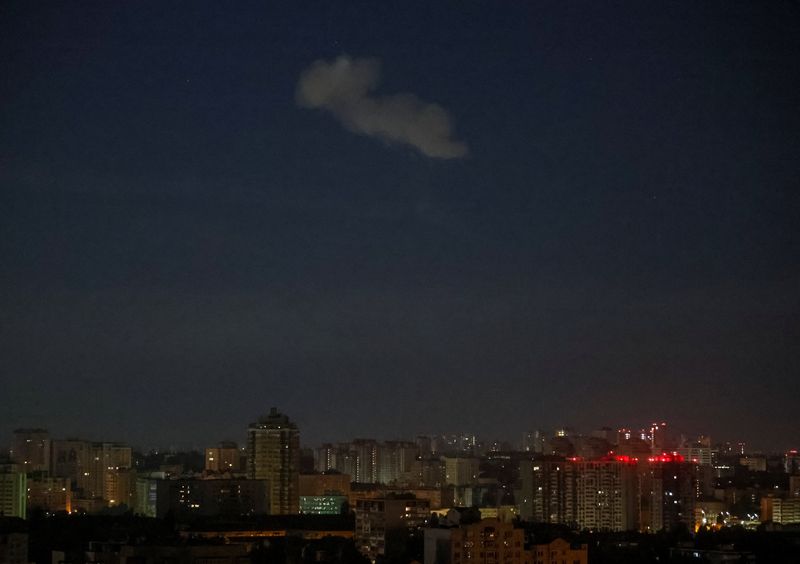 &copy; Reuters. دخان يتصاعد عقب انفجار طائرة مسيرة في في سماء كييف مع استمرار الغزو الروسي لأوكرانيا في منطقة كييف يوم الثاني من أغسطس آب 2023. تصوير: جليب جار