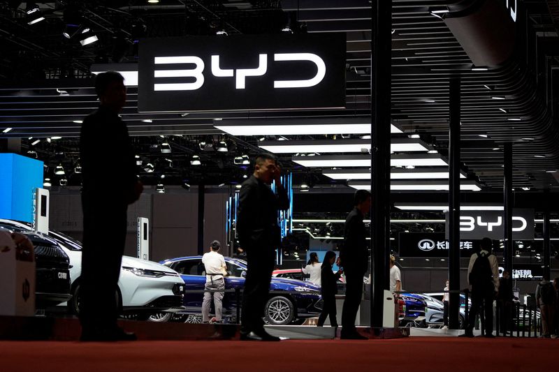 &copy; Reuters. FILE PHOTO: FILE PHOTO-Security guards stand at the BYD booth at the Auto Shanghai show, in Shanghai, China April 19, 2023. REUTERS/Aly Song/file photo/File Photo
