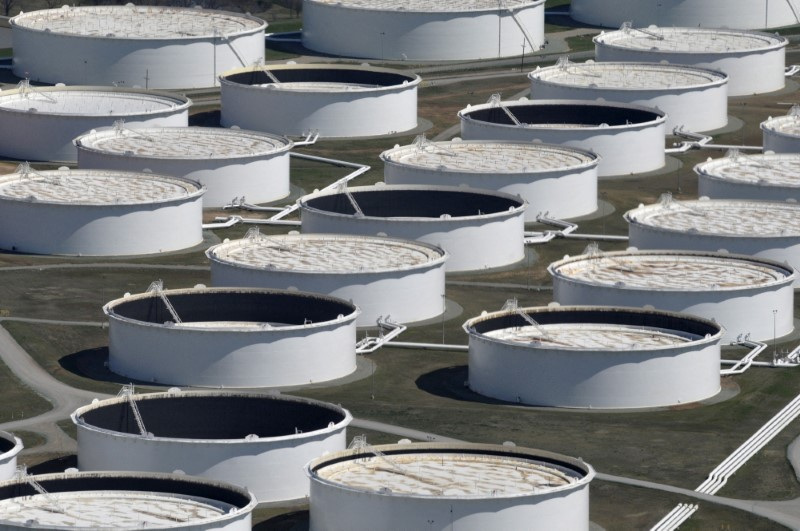 &copy; Reuters. Serbatoi di stoccaggio del greggio visti dall'alto presso l'hub petrolifero di Cushing, Oklahoma, il 24 marzo 2016. Immagine scattata il 24 marzo 2016.  REUTERS/Nick Oxford/File Photo