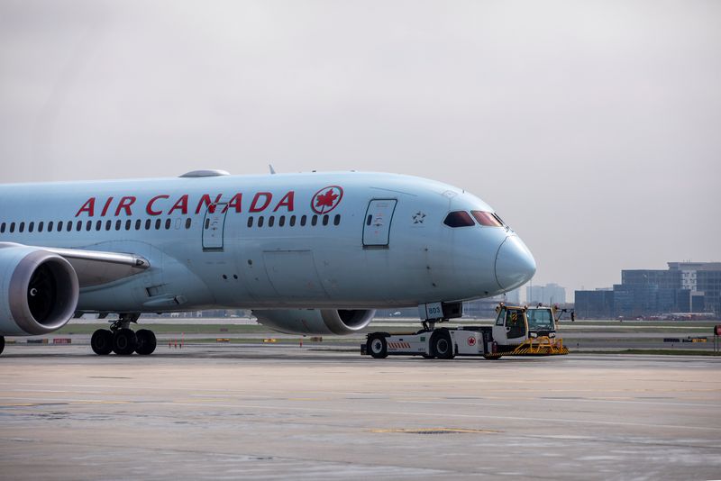 © Reuters. An Air Canada airplane is towed along a runway at Toronto Pearson Airport in Mississauga, Ontario, Canada April 28, 2021. REUTERS/Carlos Osorio