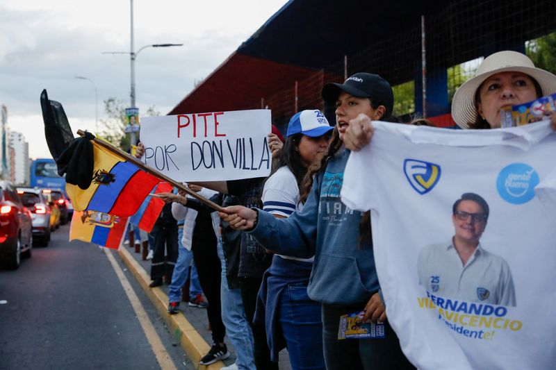 &copy; Reuters. Una multitud se manifiesta tras el asesinato del candidato presidencial Fernando Villavicencio en Quito, Ecuador. 10 agosto 2023. REUTERS/Karen Toro