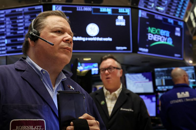 &copy; Reuters. FOTO DE ARCHIVO: Operadores trabajan en la Bolsa de Nueva York (NYSE) en Nueva York, Estados Unidos. 19 de julio, 2023.  REUTERS/Brendan McDermid/Archivo
