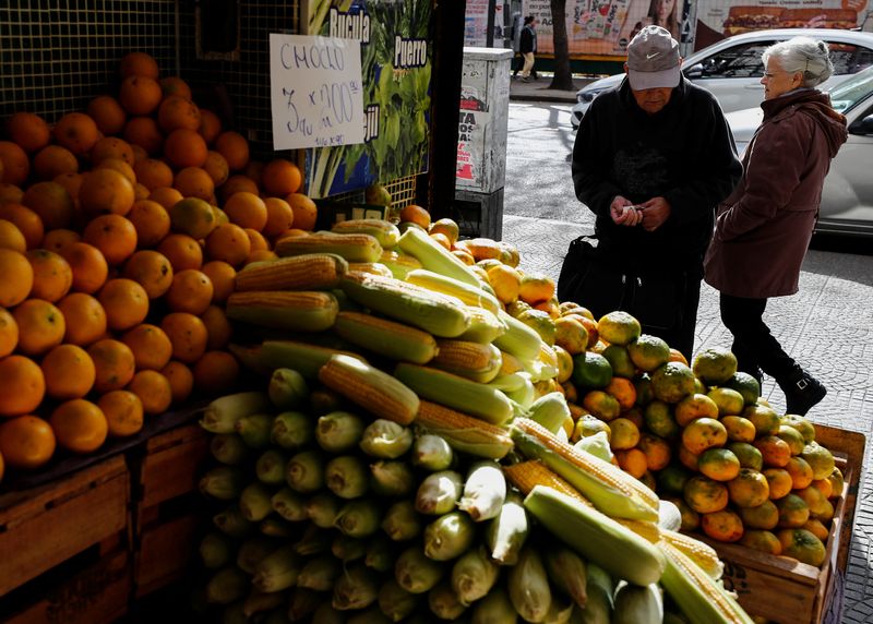 &copy; Reuters. A costumer counts money before buying tangerines in a green grocery store, as Argentines struggle amid rising inflation, in Buenos Aires, Argentina May 11, 2023. REUTERS/Agustin Marcarian