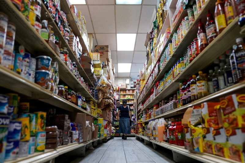 &copy; Reuters. Una donna fa la spesa a El Progreso Market nel quartiere Mount Pleasant di Washington, D.C., Stati Uniti, 19 agosto 2022. REUTERS/Sarah Silbiger/File Photo