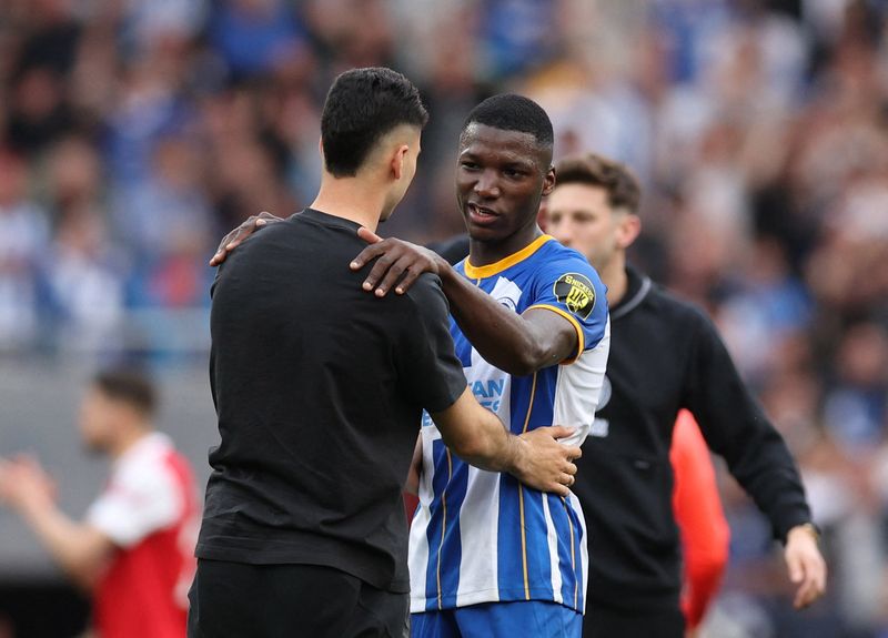 &copy; Reuters. Caicedo e Gabriel Martinelli após jogo da Premier League
 14/5/2023  REUTERS/David Klein