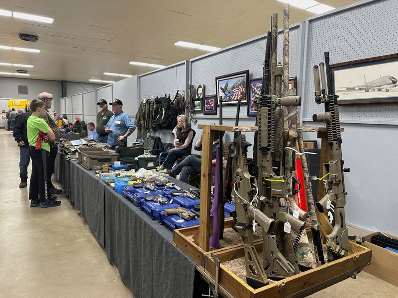 &copy; Reuters. FILE PHOTO: AR-10s for sale at the Belle-Clair Fairgrounds & Expo Center Gun Show, after the state of Illinois passed its "assault weapons" ban into law, in Belleville, Illinois, U.S., January 14, 2023. REUTERS/Kate Munsch/File Photo