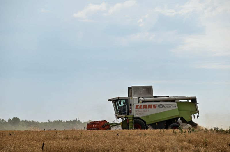 &copy; Reuters. Un trabajador agrícola opera una cosechadora durante una cosecha de trigo en un campo, en medio del ataque de Rusia a Ucrania, en la región de Zaporizhzhia, Ucrania 14 de julio de 2023. REUTERS/Stringer/Foto de archivo