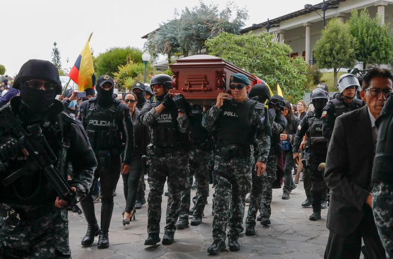 &copy; Reuters. نقل التابوت الذي يضم جثمان مرشح الإكوادور الرئاسي المغتال فرناندو فييافيسينسيو إلى مقبرة في كيتو يوم الجمعة. تصوير: كارين تورو - رويترز.