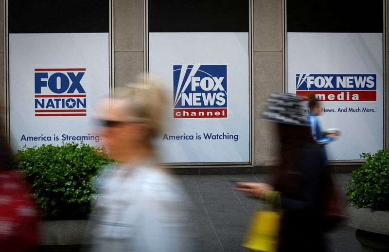 &copy; Reuters. FILE PHOTO: People walk past Fox News posters on the exterior of the News Corporation and Fox News headquarters building in Manhattan in New York City, New York, U.S., April 24, 2023. REUTERS/Mike Segar/File Photo