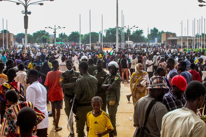 © Reuters. مؤيدون لقادة الانقلاب في النيجر يشاركون في مسيرة في ملعب بنيامي في السادس من أغسطس آب 2023. تصوير: رويترز. يحظر إعادة بيع الصورة أو الاحتفاظ بها في أرشيف. 