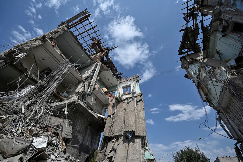 &copy; Reuters. Une vue montre des bâtiments résidentiels détruits par une frappe militaire russe à Orikhiv, dans la région de Zaporizhzhia, en Ukraine. /Photo prise le 10 août 2023/REUTERS
