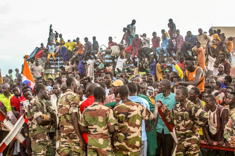 © Reuters. Niger's junta supporters take part in a demonstration in front of a French army base in Niamey, Niger, August 11, 2023. REUTERS/Mahamadou Hamidou   