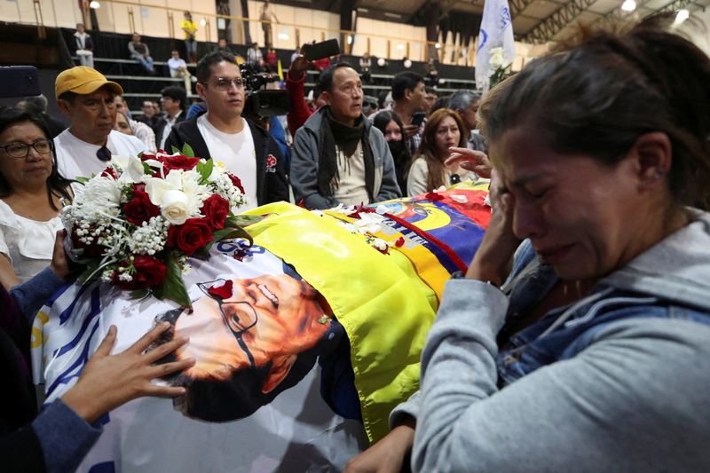 © Reuters. Friends, family members and supporters of Ecuadorean presidential candidate Fernando Villavicencio, a vocal critic of corruption and organized crime, attend a post-mortem tribute at Quito Exhibition Center, after Villavicencio was killed during a campaign event, in Quito, Ecuador August 11, 2023. REUTERS/Henry Romero