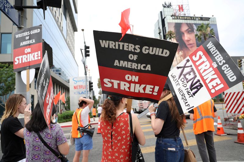 &copy; Reuters. SAG-AFTRA actors and Writers Guild of America (WGA) writers walk the picket line during their ongoing strike outside Sunset Bronson studios and Netflix offices in Los Angeles, California, U.S., August 11, 2023. REUTERS/Mario Anzuoni