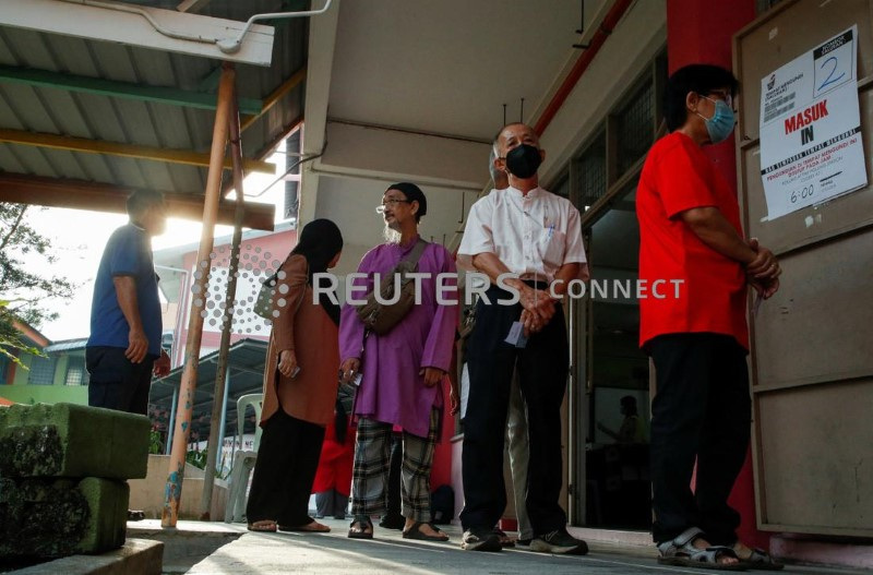 &copy; Reuters. ماليزيون يقفون في طوابير في انتظار دورهم للتصويت في انتخابات محلية في مقاطعة سيلايانج يوم السبت. تصوير: هسنور حسين - رويترز