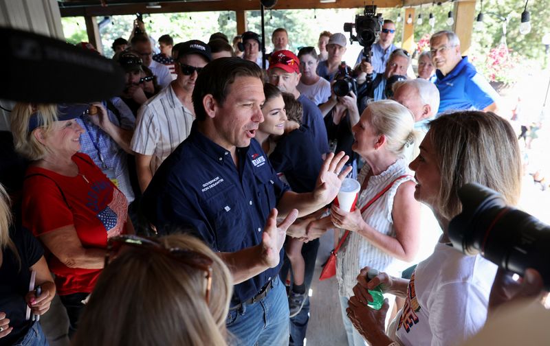 © Reuters. Republican U.S. presidential candidate and Florida Governor Ron DeSantis campaigns at the Iowa State Fair in Des Moines, Iowa, U.S. August 12, 2023. REUTERS/Scott Morgan