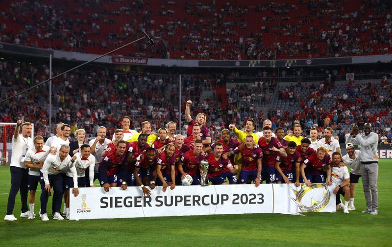 © Reuters. فريق لايبزيج يحتفل بفوزه بلقب كأس السوبر الألمانية لكرة القدم بعد فوزه على بايرن ميونيخ يوم السبت. تصوير: كاي فافنباخ - رويترز.