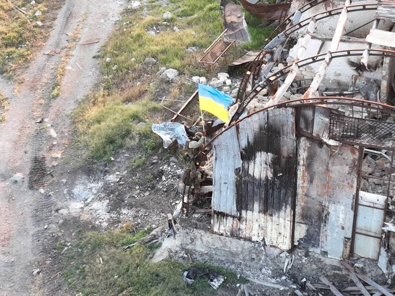 &copy; Reuters. جندي أوكراني يضع علم أوكرانيا على جزيرة الأفعى في صورة من أرشيف رويترز.
