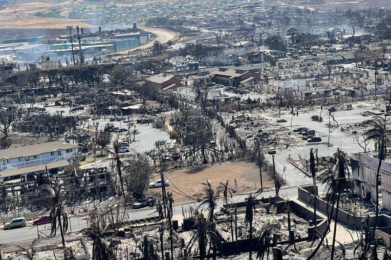 &copy; Reuters. Los armazones de casas y edificios quemados se ven después de que los incendios forestales impulsados por fuertes vientos quemaron la mayor parte de la ciudad en Lahaina, Maui, Hawái, EEUU, 11 de agosto de 2023. Departamento de Tierras y Recursos Natura