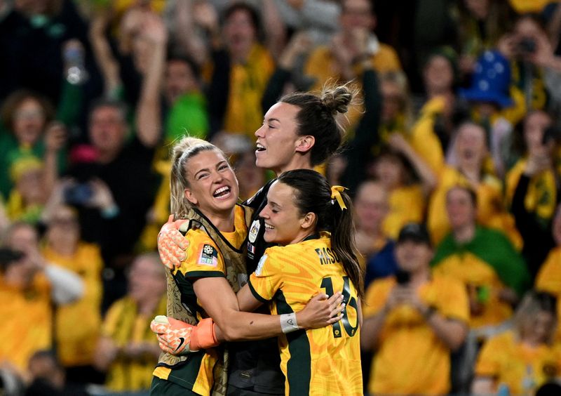 &copy; Reuters. 　オーストラリアとニュージーランドが共催するサッカーの女子ワールドカップ（Ｗ杯）は１２日、準々決勝の２試合を行い、地元オーストラリアが初の４強入りを果たした。写真は勝利を