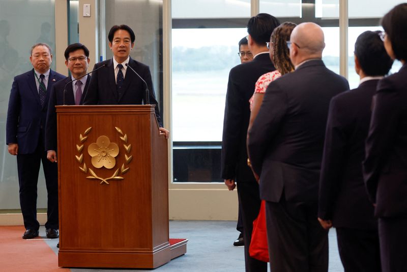 &copy; Reuters. وليام لاي نائب رئيسة تايوان يتحدث في مطار تاويوان الدولي قبل تحركه إلى الولايات المتحدة يوم السبت. تصوير: كارلوس جارسيا رولينز - رويترز.