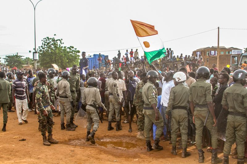 &copy; Reuters. مؤيدو المجلس العسكري في النيجر يشاركون في مظاهرة أمام قاعدة للجيش الفرنسي في نيامي يوم 11 أغسطس آب 2023. تصوير: رويترز.