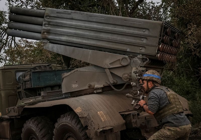 &copy; Reuters. جندي أوكراني يستعد لإطلاق صاروخ باتجاه القوات الروسية بالقرب من خط المواجهة في منطقة دونيتسك بأوكرانيا يوم 11 أغسطس آب 2023. تصوير: أولكسندر را