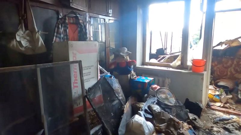&copy; Reuters. مشهد داخلي لشقة تضررت بشدة بعد ما قال مسؤولون إنه قصف روسي ليلي في خيرسون بأوكرانيا في السابع من أغسطس آب 2023 في صورة ثابتة حصلت عليها رويترز 