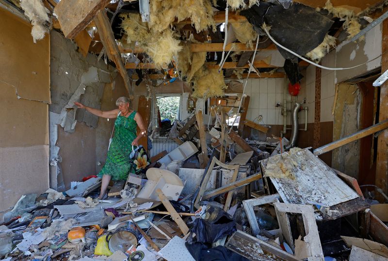 © Reuters. سيدة أوكرانية تسير داخل منزل ابنها الذي قتل يوم السبت جراء قصف منزله في دونيتسك بأوكرانيا يوم الأحد. تصوير: ألكسندر إيرموشينكو - رويترز.