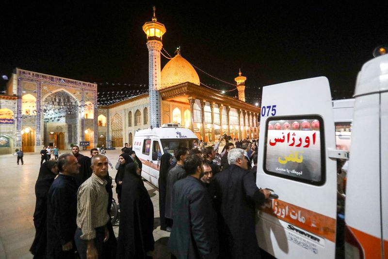 &copy; Reuters. Rescuers transport an injured person after an attack in Shah Cheragh Shrine in Shiraz, Iran August 13, 2023. Mohammadreza Dehdari/ISNA/WANA (West Asia News Agency) via REUTERS