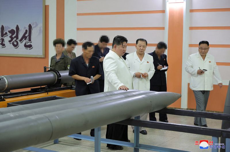 &copy; Reuters. زعيم كوريا الشمالية كيم جونج أون أثناء زيارته لمصنع عسكري رئيسي يعمل في إنتاج الصواريخ التكتيكية في صورة غير مؤرخة بثتها وكالة الأنباء المر