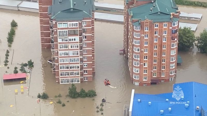 &copy; Reuters. رجال الإنقاذ يستخدمون زوارق مطاطية لإجلاء المواطنين بمنطقة تغمرها المياه بسبب تصدع سد في منطقة أوسوريسك بروسيا في صورة ثابتة مأخوذة من مقط