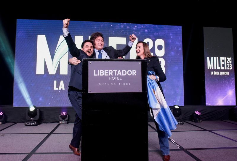 &copy; Reuters. Le candidat argentin à la présidence de l'alliance La Libertad Avanza, Javier Milei, milieu, sur scène à son QG de campagne à Buenos Aires, en Argentine. /Photo prise le 13 août 2023/REUTERS/Stringer 